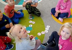 Dzieci układają obrazkowe domino 1
